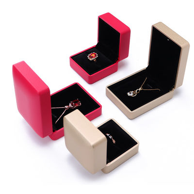 Scatola di gioielli in pelle con logo rotondo di Hanhong leggero Scritto di seta Scatola di anello personalizzata