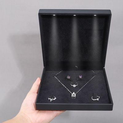 comprare Scratchproof Custom LED Gioielleria Box Luxury Pendenti Packaging Set Rivestimento di velluto morbido online manufacture