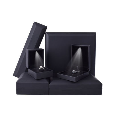 Cina produzione all'ingrosso di alta qualità Scatola per gioielli a LED Packaging Collana Bracciale Anello Scatola per gioielli Logo personalizzato Scatola per gioielli a LED in plastica nera di alta qualità con luce