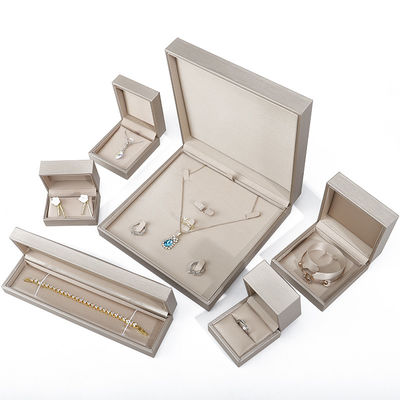 comprare Off Bianco Elegante Morbido Faux Cuoio Gioielli Scatola di Stoccaggio Pacchetto Colore personalizzato online manufacture