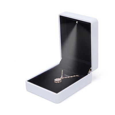 comprare La scatola di gioielli a LED in pelle bianca rotonda con logo personalizzato e stampa sullo schermo di seta di Hanhong online manufacture