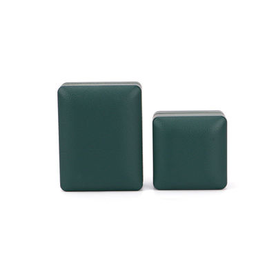 comprare Soluzione di imballaggio per anelli personalizzati Scatola di gioielli in pelle verde illuminata con rivestimento in seta e logo online manufacture