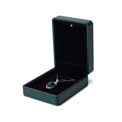 Soluzione di imballaggio per anelli personalizzati Scatola di gioielli in pelle verde illuminata con rivestimento in seta e logo