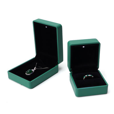 Soluzione di imballaggio per anelli personalizzati Scatola di gioielli in pelle verde illuminata con rivestimento in seta e logo