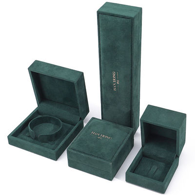 comprare Prodotto all'ingrosso Casella di gioielli di lusso di velluto Logo personalizzato personalizzato Collare verde scuro Pallone Orecchini Anello Imballaggio Casella di gioielli di velluto online manufacture