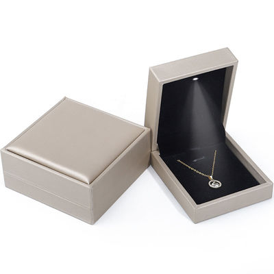 Tasteful elegante spazzolato grano PU pelle gioielleria scatola di imballaggio caso con luce a LED