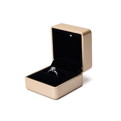 Pacchetto gioielli Hanhong Gold Leather LED Ring Box con Silk Screen Print e luce
