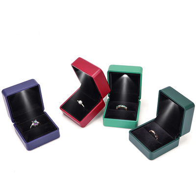 Pacchetto gioielli Hanhong Gold Leather LED Ring Box con Silk Screen Print e luce