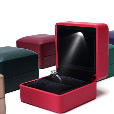 Pacchetto gioielli Hanhong Gold Leather LED Ring Box con Silk Screen Print e luce
