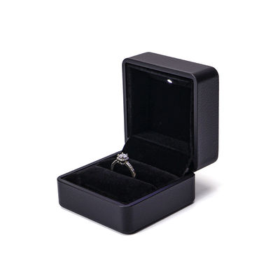 Hanhong Custom Ring Box con luce 6.5*6.5*4.5cm Dimensione pelle nera e materiale vellutato