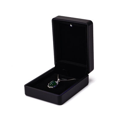 Hanhong Custom Ring Box con luce 6.5*6.5*4.5cm Dimensione pelle nera e materiale vellutato