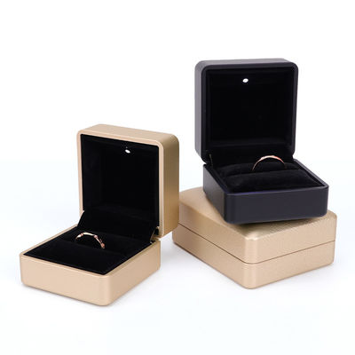 Hanhong Custom Ring Box con luce 6.5*6.5*4.5cm Dimensione pelle nera e materiale vellutato