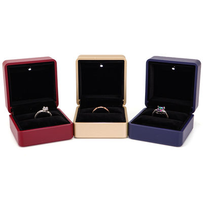 Hanhong Custom Ring Box con luce 6.5*6.5*4.5cm Dimensione pelle nera e materiale vellutato
