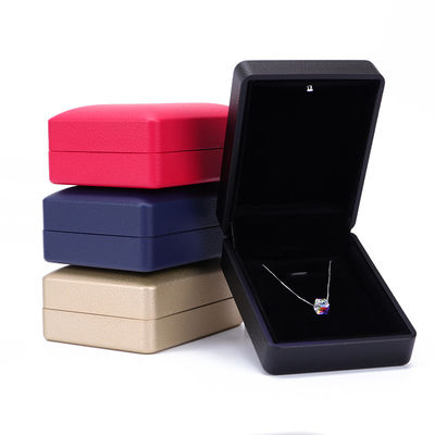 Hanhong Custom Ring Box con luce 6.5*6.5*4.5cm Dimensione pelle nera e materiale vellutato