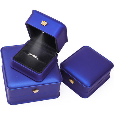Scatola di gioielleria a LED in pelle finta blu scuro lucido e elegante per display di lusso