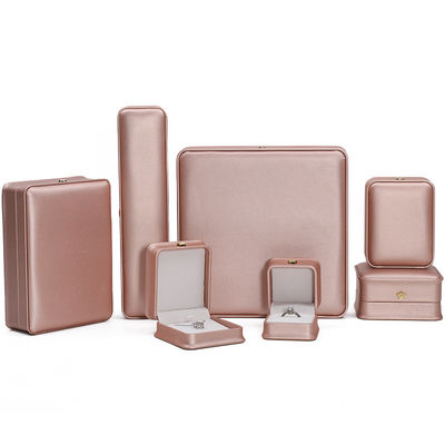 Disegno di corona in pelle d'oro rosa per anelli orecchini e collane