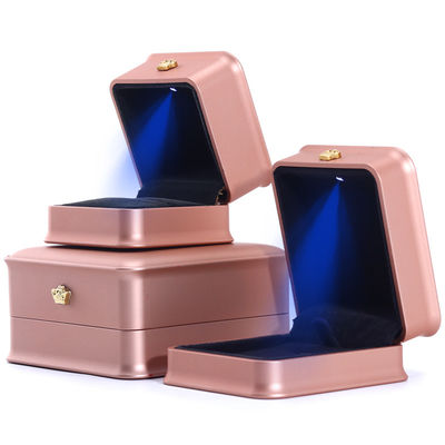 comprare Scatola di imballaggio per gioielli di lusso con luce a LED e materiale di velluto di plastica online manufacture