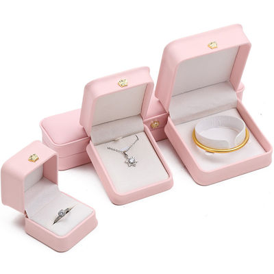 comprare 10*10*5cm Scatola di gioielli in pelle rosa per braccialetti corona Pendenti e anelli Logo personalizzato online manufacture