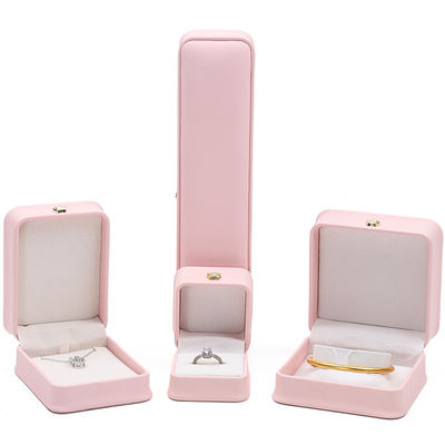 10*10*5cm Scatola di gioielli in pelle rosa per braccialetti corona Pendenti e anelli Logo personalizzato