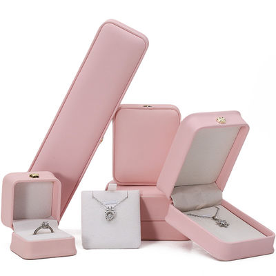10*10*5cm Scatola di gioielli in pelle rosa per braccialetti corona Pendenti e anelli Logo personalizzato