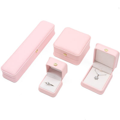 10*10*5cm Scatola di gioielli in pelle rosa per braccialetti corona Pendenti e anelli Logo personalizzato