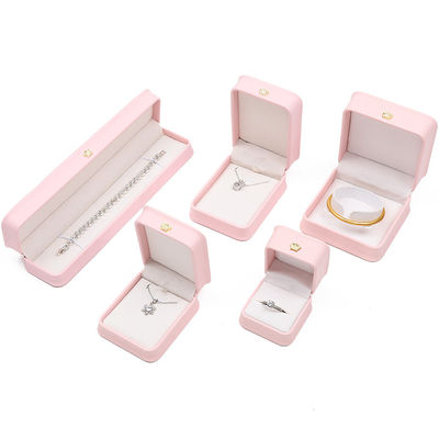 10*10*5cm Scatola di gioielli in pelle rosa per braccialetti corona Pendenti e anelli Logo personalizzato