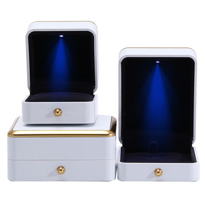 comprare Scatola per gioielli personalizzata confezionata con gioielleria in plastica con guarnizione in oro con illuminazione a LED online manufacture