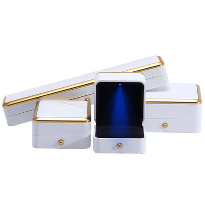 Scatola per gioielli personalizzata confezionata con gioielleria in plastica con guarnizione in oro con illuminazione a LED