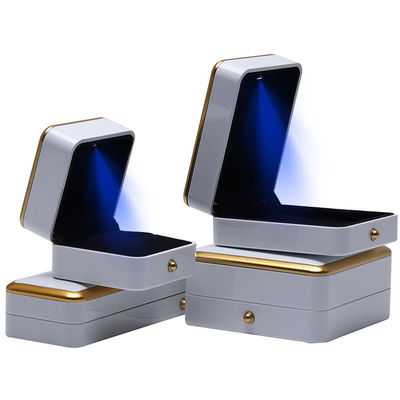 Scatola per gioielli personalizzata confezionata con gioielleria in plastica con guarnizione in oro con illuminazione a LED