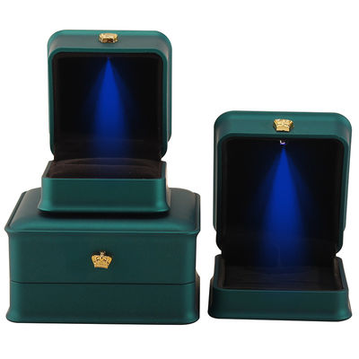 comprare Scatola di gioielli a luce LED per gioielli di corona di lusso personalizzati Imballaggio materiale di velluto di plastica online manufacture