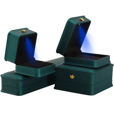 Scatola di gioielli a luce LED per gioielli di corona di lusso personalizzati Imballaggio materiale di velluto di plastica