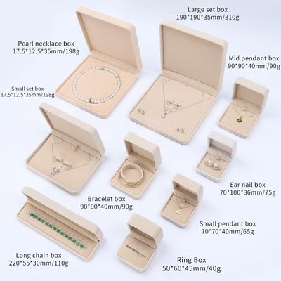 Ingrosso Produzione Casella di gioielli di lusso di velluto Logo personalizzato personalizzato Colletto rosso Bracciale orecchini Anello Imballaggio Casella di gioielli di velluto