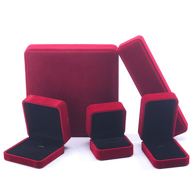 Ingrosso Produzione Casella di gioielli di lusso di velluto Logo personalizzato personalizzato Colletto rosso Bracciale orecchini Anello Imballaggio Casella di gioielli di velluto