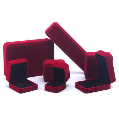 Ingrosso Produzione Casella di gioielli di lusso di velluto Logo personalizzato personalizzato Colletto rosso Bracciale orecchini Anello Imballaggio Casella di gioielli di velluto