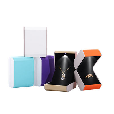 Contattaci per l'illuminazione a LED personalizzata