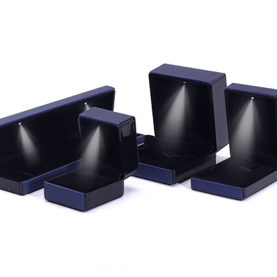 Logo del cliente LED Light Jewelry Box per braccialetto Collare e anello in pelle blu