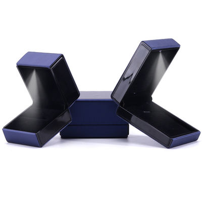 Logo del cliente LED Light Jewelry Box per braccialetto Collare e anello in pelle blu