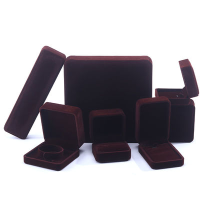comprare Cina Produzione all'ingrosso di fascia alta Collare a mano Confezione Gioielli Confezione Logo personalizzato Luxury Square Suede Velvet Brown Jewelry Box online manufacture