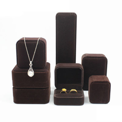 Cina Produzione all'ingrosso di fascia alta Collare a mano Confezione Gioielli Confezione Logo personalizzato Luxury Square Suede Velvet Brown Jewelry Box