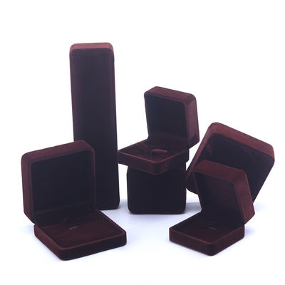 Cina Produzione all'ingrosso di fascia alta Collare a mano Confezione Gioielli Confezione Logo personalizzato Luxury Square Suede Velvet Brown Jewelry Box