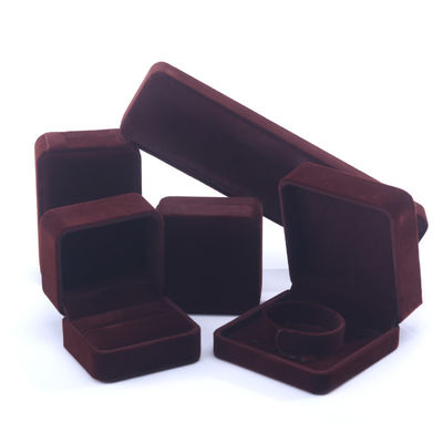 Cina Produzione all'ingrosso di fascia alta Collare a mano Confezione Gioielli Confezione Logo personalizzato Luxury Square Suede Velvet Brown Jewelry Box