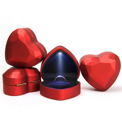 La cassetta di gioielli rossi a forma di cuore a LED è l'ultimo pacchetto di gioielli per la tua collezione finale