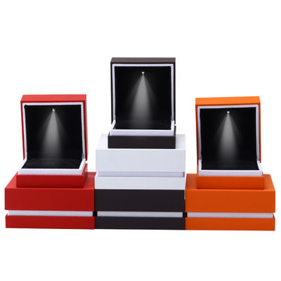 comprare Scatola di imballaggio per gioielli di fine uso Vernice da forno Artigianato Anello a LED con bordo bianco Scatola di gioielli 9*9*3.5cm online manufacture