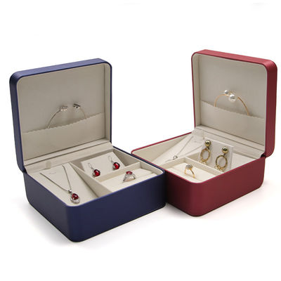 Set regalo con orecchini ad anello personalizzati e collana per riporre gioielli da viaggio