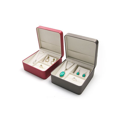 Set regalo con orecchini ad anello personalizzati e collana per riporre gioielli da viaggio
