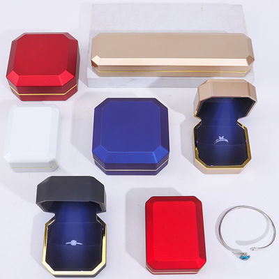 comprare Scatola di imballaggio per gioielli matte e squisite personalizzabili Interni in velluto morbido con luce a LED online manufacture