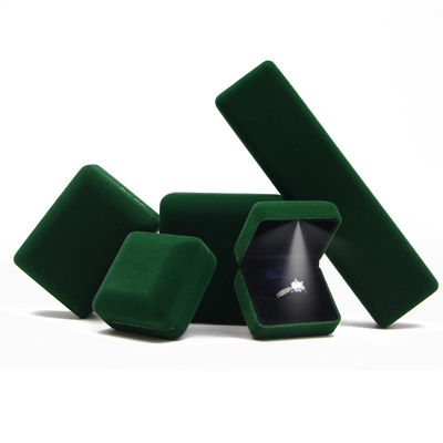 Scatola di anello di luce a LED personalizzata con velluto verde e embossing del logo Hanhong