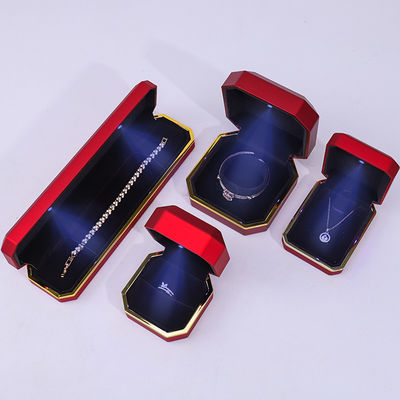 Scatola portagioie ottagonale rossa fatta a mano di alta gamma personalizzabile con luce a LED e finiture dorate