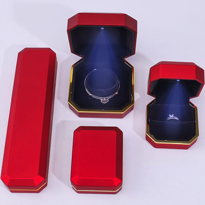 Scatola portagioie ottagonale rossa fatta a mano di alta gamma personalizzabile con luce a LED e finiture dorate
