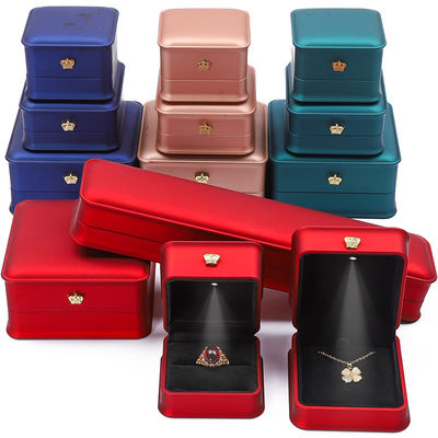 comprare Confezioni per gioielli a luce LED Golden Crown per braccialetti per collane, anelli per orecchini online manufacture